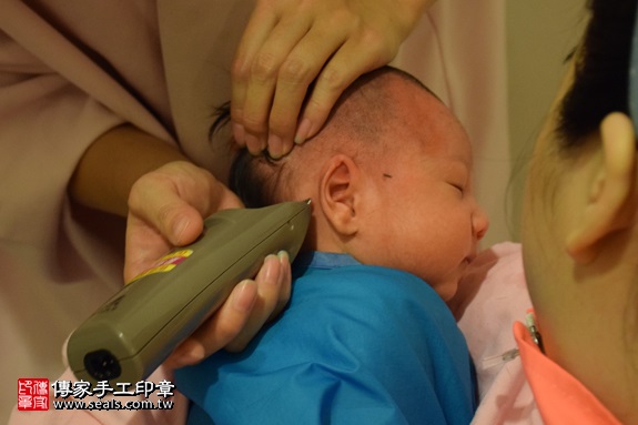 剃胎毛、滿月剃頭、嬰兒剃頭、嬰兒理髮、嬰兒剃髮、嬰兒剃胎毛、嬰兒滿月剃頭、寶寶剃頭、剃胎毛儀式、剃胎毛吉祥話、滿月剃頭儀式、滿月剃頭吉祥話、寶寶剃胎毛、寶寶滿月剃頭理髮、 新北市中和地區剃胎毛、新北市中和地區滿月剃頭、新北市中和地區嬰兒剃頭剃胎毛、新北市中和地區嬰兒理髮、新北市嬰兒剃髮、 江寶寶(新北中和區到府嬰兒寶寶滿月剃頭理髮、免費到府嬰兒剃胎毛儀式吉祥話)。到府剃頭剃胎毛主持、專業拍照、DVD光碟、證書。★購買「臍帶章、肚臍章、胎毛筆刷印章」贈送：剃頭、收涎、抓周，三選一。2017.09.10照片17
