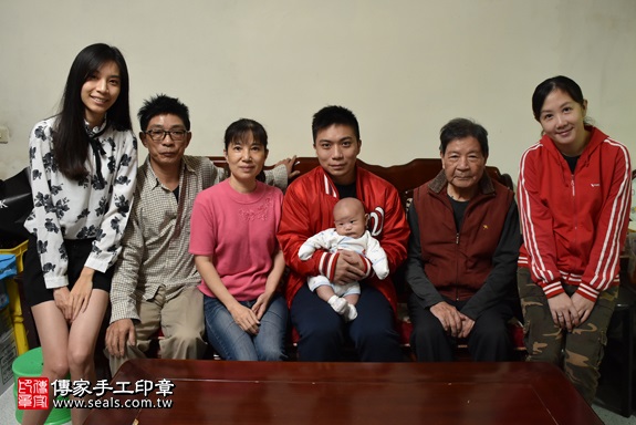剃胎毛、滿月剃頭、嬰兒剃頭、嬰兒理髮、嬰兒剃髮、嬰兒剃胎毛、嬰兒滿月剃頭、寶寶剃頭、剃胎毛儀式、剃胎毛吉祥話、滿月剃頭儀式、滿月剃頭吉祥話、寶寶剃胎毛、寶寶滿月剃頭理髮、 新竹縣竹東地區剃胎毛、新竹縣竹東地區滿月剃頭、新竹縣竹東地區嬰兒剃頭剃胎毛、新竹縣竹東地區嬰兒理髮、新竹市嬰兒剃髮、曾寶寶(新竹竹東市到府嬰兒寶寶滿月剃頭理髮、免費到府嬰兒剃胎毛儀式吉祥話)。到府剃頭剃胎毛主持、專業拍照、DVD光碟、證書。★購買「臍帶章、肚臍章、胎毛筆刷印章」贈送：剃頭、收涎、抓周，三選一。2017.11.19照片17