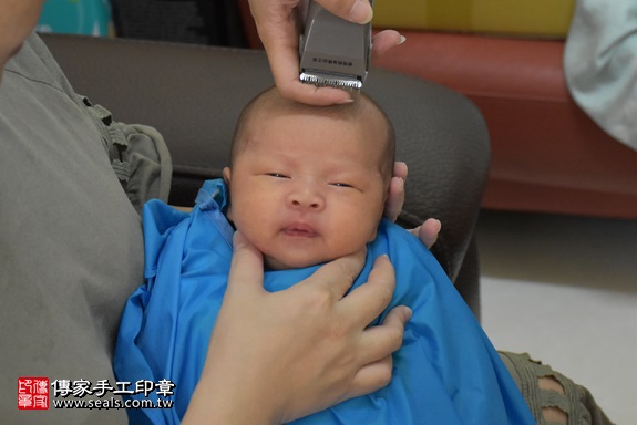 剃胎毛、滿月剃頭、嬰兒剃頭、嬰兒理髮、嬰兒剃髮、嬰兒剃胎毛、嬰兒滿月剃頭、寶寶剃頭、剃胎毛儀式、剃胎毛吉祥話、滿月剃頭儀式、滿月剃頭吉祥話、寶寶剃胎毛、寶寶滿月剃頭理髮、 新竹縣湖口地區剃胎毛、新竹縣湖口地區滿月剃頭、新竹縣湖口地區嬰兒剃頭剃胎毛、新竹縣湖口地區嬰兒理髮新竹縣嬰兒剃髮、林寶寶(新竹湖口鄉到府嬰兒寶寶滿月剃頭理髮、免費到府嬰兒剃胎毛儀式吉祥話)。到府剃頭剃胎毛主持、專業拍照、DVD光碟、證書。★購買「臍帶章、肚臍章、胎毛筆刷印章」贈送：剃頭、收涎、抓周，三選一。2017.12.22照片17