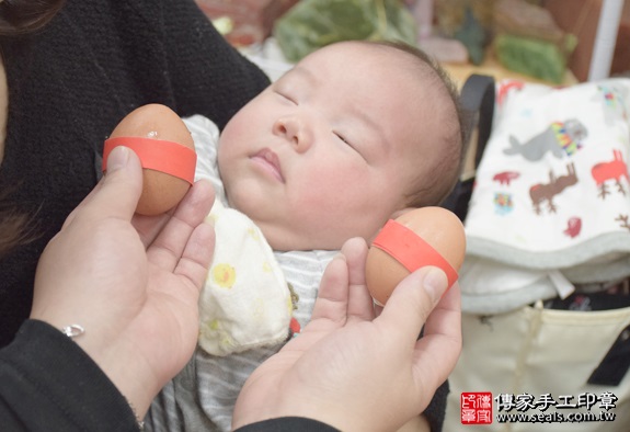 剃胎毛、滿月剃頭、嬰兒剃頭、嬰兒理髮、嬰兒剃髮、嬰兒剃胎毛、嬰兒滿月剃頭、寶寶剃頭、剃胎毛儀式、剃胎毛吉祥話、滿月剃頭儀式、滿月剃頭吉祥話、寶寶剃胎毛、寶寶滿月剃頭理髮、新北永和區剃胎毛、新北永和區滿月剃頭、新北永和區嬰兒剃頭剃胎毛、新北永和區嬰兒理髮、新北永和區嬰兒剃髮、李寶寶(新北永和區嬰兒寶寶滿月剃頭理髮、免費嬰兒剃胎毛儀式吉祥話)。中國風會場，爸媽寶貝免費穿「日中韓」古裝禮服。專業拍照、DVD光碟、證書。★購買「臍帶章、肚臍章、胎毛筆刷印章」贈送：剃頭、收涎、抓周，三選一。2016.03.12 照片3