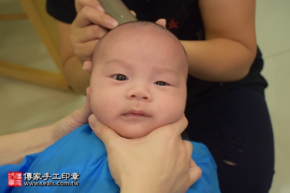 剃胎毛、滿月剃頭、嬰兒剃頭、嬰兒理髮、嬰兒剃髮、嬰兒剃胎毛、嬰兒滿月剃頭、寶寶剃頭、剃胎毛儀式、剃胎毛吉祥話、滿月剃頭儀式、滿月剃頭吉祥話、寶寶剃胎毛、寶寶滿月剃頭理髮、 新北市永和地區剃胎毛、新北市永和地區滿月剃頭、新北市永和地區嬰兒剃頭剃胎毛、新北市永和地區嬰兒理髮、新北市嬰兒剃髮、王寶寶(新北永和區府嬰兒寶寶滿月剃頭理髮、免費到府嬰兒剃胎毛儀式吉祥話)。到府剃頭剃胎毛主持、專業拍照、DVD光碟、證書。★購買「臍帶章、肚臍章、胎毛筆刷印章」贈送：剃頭、收涎、抓周，三選一。2017.09.15照片16