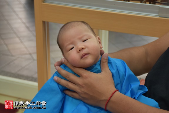 剃胎毛、滿月剃頭、嬰兒剃頭、嬰兒理髮、嬰兒剃髮、嬰兒剃胎毛、嬰兒滿月剃頭、寶寶剃頭、剃胎毛儀式、剃胎毛吉祥話、滿月剃頭儀式、滿月剃頭吉祥話、寶寶剃胎毛、寶寶滿月剃頭理髮、 新北市永和地區剃胎毛、新北市永和地區滿月剃頭、新北市永和地區嬰兒剃頭剃胎毛、新北市永和地區嬰兒理髮、新北市嬰兒剃髮、莊寶寶(新北永和區嬰兒寶寶滿月剃頭理髮、免費嬰兒剃胎毛儀式吉祥話)。中國風會場，爸媽寶貝免費穿「日中韓」古裝禮服。專業拍照、DVD光碟、證書。★購買「臍帶章、肚臍章、胎毛筆刷印章」贈送：剃頭、收涎、抓周，三選一。2017.09.06照片15