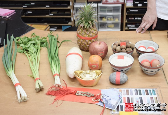 剃胎毛、滿月剃頭、嬰兒剃頭、嬰兒理髮、嬰兒剃髮、嬰兒剃胎毛、嬰兒滿月剃頭、寶寶剃頭、剃胎毛儀式、剃胎毛吉祥話、滿月剃頭儀式、滿月剃頭吉祥話、寶寶剃胎毛、寶寶滿月剃頭理髮、新北永和區剃胎毛、新北永和區滿月剃頭、新北永和區嬰兒剃頭剃胎毛、新北永和區嬰兒理髮、新北永和區嬰兒剃髮、林寶寶(新北永和區嬰兒寶寶滿月剃頭理髮、免費嬰兒剃胎毛儀式吉祥話)。中國風會場，爸媽寶貝免費穿「日中韓」古裝禮服。專業拍照、DVD光碟、證書。★購買「臍帶章、肚臍章、胎毛筆刷印章」贈送：剃頭、收涎、抓周，三選一。2016.04.30  照片1