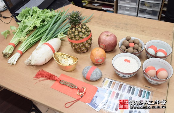 剃胎毛、滿月剃頭、嬰兒剃頭、嬰兒理髮、嬰兒剃髮、嬰兒剃胎毛、嬰兒滿月剃頭、寶寶剃頭、剃胎毛儀式、剃胎毛吉祥話、滿月剃頭儀式、滿月剃頭吉祥話、寶寶剃胎毛、寶寶滿月剃頭理髮、 新北永和區剃胎毛、新北永和區滿月剃頭、新北永和區嬰兒剃頭剃胎毛、新北永和區嬰兒理髮、新北永和區嬰兒剃髮、彭寶寶(新北永和區嬰兒寶寶滿月剃頭理髮、免費嬰兒剃胎毛儀式吉祥話)。中國風會場，爸媽寶貝免費穿「日中韓」古裝禮服。專業拍照、DVD光碟、證書。★購買「臍帶章、肚臍章、胎毛筆刷印章」贈送：剃頭、收涎、抓周，三選一。2015.12.13 照片1