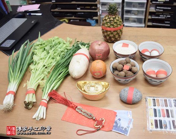 剃胎毛、滿月剃頭、嬰兒剃頭、嬰兒理髮、嬰兒剃髮、嬰兒剃胎毛、嬰兒滿月剃頭、寶寶剃頭、剃胎毛儀式、剃胎毛吉祥話、滿月剃頭儀式、滿月剃頭吉祥話、寶寶剃胎毛、寶寶滿月剃頭理髮、新北永和區剃胎毛、新北永和區滿月剃頭、新北永和區嬰兒剃頭剃胎毛、新北永和區嬰兒理髮、新北永和區嬰兒剃髮、周寶寶(新北永和區嬰兒寶寶滿月剃頭理髮、免費嬰兒剃胎毛儀式吉祥話)。中國風會場，爸媽寶貝免費穿「日中韓」古裝禮服。專業拍照、DVD光碟、證書。★購買「臍帶章、肚臍章、胎毛筆刷印章」贈送：剃頭、收涎、抓周，三選一。2015.12.19 照片1