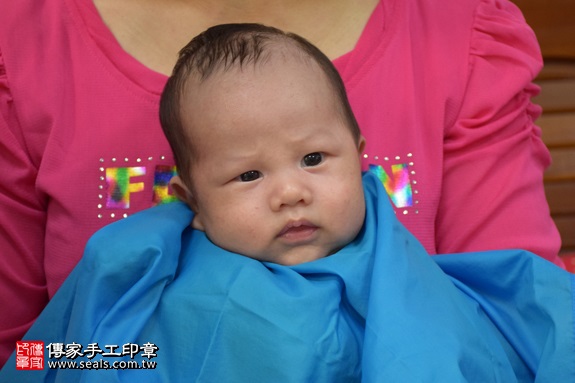 剃胎毛、滿月剃頭、嬰兒剃頭、嬰兒理髮、嬰兒剃髮、嬰兒剃胎毛、嬰兒滿月剃頭、寶寶剃頭、剃胎毛儀式、剃胎毛吉祥話、滿月剃頭儀式、滿月剃頭吉祥話、寶寶剃胎毛、寶寶滿月剃頭理髮、 新北市新莊地區剃胎毛、新北市新莊地區滿月剃頭、新北市新莊地區嬰兒剃頭剃胎毛、新北市新莊地區嬰兒理髮、心北市嬰兒剃髮、 邱寶寶(新北新莊區到府嬰兒寶寶滿月剃頭理髮、免費到府嬰兒剃胎毛儀式吉祥話)。到府剃頭剃胎毛主持、專業拍照、DVD光碟、證書。★購買「臍帶章、肚臍章、胎毛筆刷印章」贈送：剃頭、收涎、抓周，三選一。2017.08.14照片16