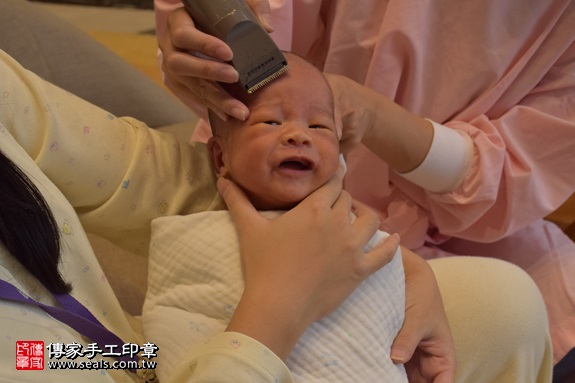剃胎毛、滿月剃頭、嬰兒剃頭、嬰兒理髮、嬰兒剃髮、嬰兒剃胎毛、嬰兒滿月剃頭、寶寶剃頭、剃胎毛儀式、剃胎毛吉祥話、滿月剃頭儀式、滿月剃頭吉祥話、寶寶剃胎毛、寶寶滿月剃頭理髮、 新北市三重地區剃胎毛、新北市三重地區滿月剃頭、新北市三重地區嬰兒剃頭剃胎毛、新北市三重地區嬰兒理髮、新北市嬰兒剃髮、張寶寶(新北三重區到府嬰兒寶寶滿月剃頭理髮、免費到府嬰兒剃胎毛儀式吉祥話)。到府剃頭剃胎毛主持、專業拍照、DVD光碟、證書。★購買「臍帶章、肚臍章、胎毛筆刷印章」贈送：剃頭、收涎、抓周，三選一。2017.09.09照片16
