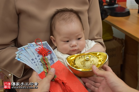 剃胎毛、滿月剃頭、嬰兒剃頭、嬰兒理髮、嬰兒剃髮、嬰兒剃胎毛、嬰兒滿月剃頭、寶寶剃頭、剃胎毛儀式、剃胎毛吉祥話、滿月剃頭儀式、滿月剃頭吉祥話、寶寶剃胎毛、寶寶滿月剃頭理髮、 新北市永和地區剃胎毛、新北市永和地區滿月剃頭、新北市永和地區嬰兒剃頭剃胎毛、新北市永和地區嬰兒理髮、新北市嬰兒剃髮、劉寶寶(新北永和區嬰兒寶寶滿月剃頭理髮、免費嬰兒剃胎毛儀式吉祥話)。中國風會場，爸媽寶貝免費穿「日中韓」古裝禮服。專業拍照、DVD光碟、證書。★購買「臍帶章、肚臍章、胎毛筆刷印章」贈送：剃頭、收涎、抓周，三選一。2017.09.09照片15