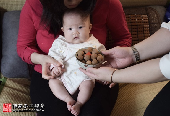 剃胎毛、滿月剃頭、嬰兒剃頭、嬰兒理髮、嬰兒剃髮、嬰兒剃胎毛、嬰兒滿月剃頭、寶寶剃頭、剃胎毛儀式、剃胎毛吉祥話、滿月剃頭儀式、滿月剃頭吉祥話、寶寶剃胎毛、寶寶滿月剃頭理髮、 台北中正區剃胎毛、台北中正區滿月剃頭、 台北中正區嬰兒剃頭剃胎毛、台北中正區嬰兒理髮、台北中正區嬰兒剃髮、張妹妹(台北中正區到府嬰兒寶寶滿月剃頭理髮、免費到府嬰兒剃胎毛儀式吉祥話)。到府剃頭剃胎毛主持、專業拍照、DVD光碟、證書。★購買「臍帶章、肚臍章、胎毛筆刷印章」贈送：剃頭、收涎、抓周，三選一。2016.04.16  照片6