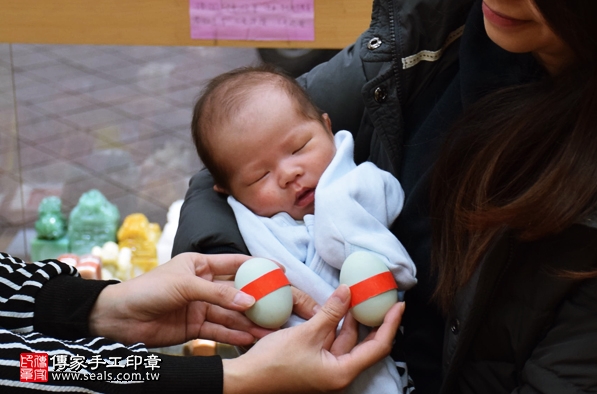 剃胎毛、滿月剃頭、嬰兒剃頭、嬰兒理髮、嬰兒剃髮、嬰兒剃胎毛、嬰兒滿月剃頭、寶寶剃頭、剃胎毛儀式、剃胎毛吉祥話、滿月剃頭儀式、滿月剃頭吉祥話、寶寶剃胎毛、寶寶滿月剃頭理髮、新北永和區剃胎毛、新北永和區滿月剃頭、新北永和區嬰兒剃頭剃胎毛、新北永和區嬰兒理髮、新北永和區嬰兒剃髮、游寶寶(新北永和區嬰兒寶寶滿月剃頭理髮、免費嬰兒剃胎毛儀式吉祥話)。中國風會場，爸媽寶貝免費穿「日中韓」古裝禮服。專業拍照、DVD光碟、證書。★購買「臍帶章、肚臍章、胎毛筆刷印章」贈送：剃頭、收涎、抓周，三選一。2016.02.21 照片4