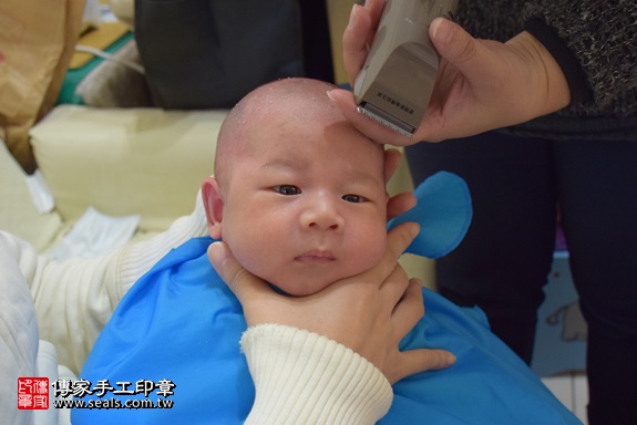 剃胎毛、滿月剃頭、嬰兒剃頭、嬰兒理髮、嬰兒剃髮、嬰兒剃胎毛、嬰兒滿月剃頭、寶寶剃頭、剃胎毛儀式、剃胎毛吉祥話、滿月剃頭儀式、滿月剃頭吉祥話、寶寶剃胎毛、寶寶滿月剃頭理髮、 台北市內湖地區剃胎毛、台北市內湖地區滿月剃頭、台北市內湖地區嬰兒剃頭剃胎毛、台北市內湖地區嬰兒理髮台北市嬰兒剃髮、張寶寶(台北內湖區到府嬰兒寶寶滿月剃頭理髮、免費到府嬰兒剃胎毛儀式吉祥話)。到府剃頭剃胎毛主持、專業拍照、DVD光碟、證書。★購買「臍帶章、肚臍章、胎毛筆刷印章」贈送：剃頭、收涎、抓周，三選一。2017.12.20照片18