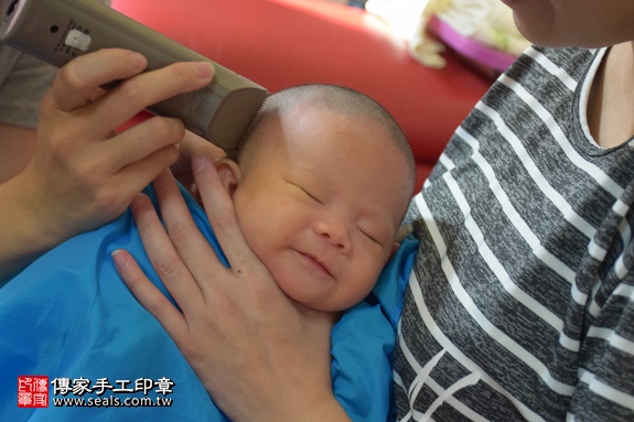 剃胎毛、滿月剃頭、嬰兒剃頭、嬰兒理髮、嬰兒剃髮、嬰兒剃胎毛、嬰兒滿月剃頭、寶寶剃頭、剃胎毛儀式、剃胎毛吉祥話、滿月剃頭儀式、滿月剃頭吉祥話、寶寶剃胎毛、寶寶滿月剃頭理髮、 新竹縣竹東地區剃胎毛、新竹縣竹東地區滿月剃頭、新竹縣竹東地區嬰兒剃頭剃胎毛、新竹縣竹東地區嬰兒理髮、新竹縣嬰兒剃髮、黃寶寶(新竹竹東鎮區到府嬰兒寶寶滿月剃頭理髮、免費到府嬰兒剃胎毛儀式吉祥話)。到府剃頭剃胎毛主持、專業拍照、DVD光碟、證書。★購買「臍帶章、肚臍章、胎毛筆刷印章」贈送：剃頭、收涎、抓周，三選一。2017.09.09照片16