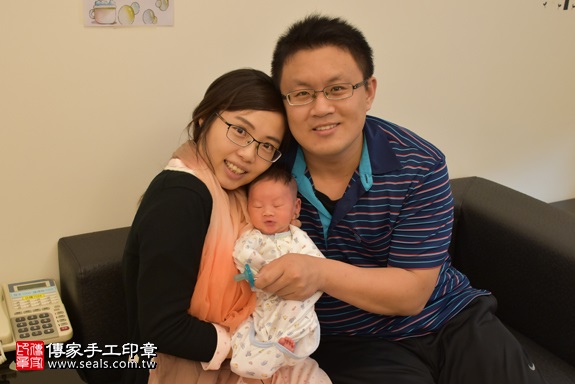 剃胎毛、滿月剃頭、嬰兒剃頭、嬰兒理髮、嬰兒剃髮、嬰兒剃胎毛、嬰兒滿月剃頭、寶寶剃頭、剃胎毛儀式、剃胎毛吉祥話、滿月剃頭儀式、滿月剃頭吉祥話、寶寶剃胎毛、寶寶滿月剃頭理髮、 新竹縣竹北地區剃胎毛、新竹縣竹北地區滿月剃頭、新竹縣竹北地區嬰兒剃頭剃胎毛、新竹縣竹北地區嬰兒理髮、新竹縣嬰兒剃髮、鄭寶寶(新竹竹北區到府嬰兒寶寶滿月剃頭理髮、免費到府嬰兒剃胎毛儀式吉祥話)。到府剃頭剃胎毛主持、專業拍照、DVD光碟、證書。★購買「臍帶章、肚臍章、胎毛筆刷印章」贈送：剃頭、收涎、抓周，三選一。2017.11.18照片16