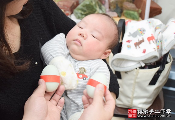 剃胎毛、滿月剃頭、嬰兒剃頭、嬰兒理髮、嬰兒剃髮、嬰兒剃胎毛、嬰兒滿月剃頭、寶寶剃頭、剃胎毛儀式、剃胎毛吉祥話、滿月剃頭儀式、滿月剃頭吉祥話、寶寶剃胎毛、寶寶滿月剃頭理髮、新北永和區剃胎毛、新北永和區滿月剃頭、新北永和區嬰兒剃頭剃胎毛、新北永和區嬰兒理髮、新北永和區嬰兒剃髮、李寶寶(新北永和區嬰兒寶寶滿月剃頭理髮、免費嬰兒剃胎毛儀式吉祥話)。中國風會場，爸媽寶貝免費穿「日中韓」古裝禮服。專業拍照、DVD光碟、證書。★購買「臍帶章、肚臍章、胎毛筆刷印章」贈送：剃頭、收涎、抓周，三選一。2016.03.12 照片4