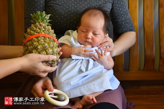 剃胎毛、滿月剃頭、嬰兒剃頭、嬰兒理髮、嬰兒剃髮、嬰兒剃胎毛、嬰兒滿月剃頭、寶寶剃頭、剃胎毛儀式、剃胎毛吉祥話、滿月剃頭儀式、滿月剃頭吉祥話、寶寶剃胎毛、寶寶滿月剃頭理髮、 桃園市桃園地區剃胎毛、桃園市桃園地區滿月剃頭、桃園市桃園地區嬰兒剃頭剃胎毛、桃園市桃園地區嬰兒理髮、桃園市嬰兒剃髮、李寶寶(桃園桃園區到府嬰兒寶寶滿月剃頭理髮、免費到府嬰兒剃胎毛儀式吉祥話)。到府剃頭剃胎毛主持、專業拍照、DVD光碟、證書。★購買「臍帶章、肚臍章、胎毛筆刷印章」贈送：剃頭、收涎、抓周，三選一。2017.11.10照片14