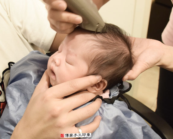 蔡寶寶(新北中和區到府嬰兒寶寶滿月剃頭理髮、免費到府嬰兒剃胎毛儀式吉祥話)。到府剃頭剃胎毛主持、專業拍照、DVD光碟、證書。★購買「臍帶章、肚臍章、胎毛筆刷印章」贈送：剃頭、收涎、抓周，三選一。2015.11.04 照片15