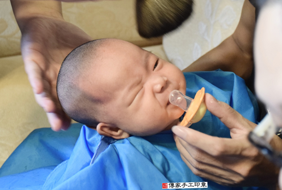 王寶寶(新北土城區到府嬰兒寶寶滿月剃頭理髮、免費到府嬰兒剃胎毛儀式吉祥話)。到府剃頭剃胎毛主持、專業拍照、DVD光碟、證書。★購買「臍帶章、肚臍章、胎毛筆刷印章」贈送：剃頭、收涎、抓周，三選一。2015.11.24 照片15