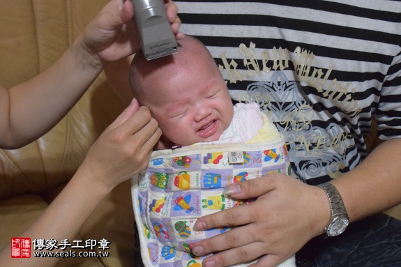 剃胎毛、滿月剃頭、嬰兒剃頭、嬰兒理髮、嬰兒剃髮、嬰兒剃胎毛、嬰兒滿月剃頭、寶寶剃頭、剃胎毛儀式、剃胎毛吉祥話、滿月剃頭儀式、滿月剃頭吉祥話、寶寶剃胎毛、寶寶滿月剃頭理髮、 新北市三峽地區剃胎毛、新北市三峽地區滿月剃頭、新北市三峽地區嬰兒剃頭剃胎毛、新北市三峽地區嬰兒理髮、新北市嬰兒剃髮、 邱寶寶(新北三峽區到府嬰兒寶寶滿月剃頭理髮、免費到府嬰兒剃胎毛儀式吉祥話)。到府剃頭剃胎毛主持、專業拍照、DVD光碟、證書。★購買「臍帶章、肚臍章、胎毛筆刷印章」贈送：剃頭、收涎、抓周，三選一。2017.09.02照片14