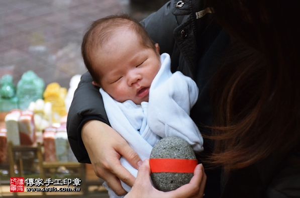 剃胎毛、滿月剃頭、嬰兒剃頭、嬰兒理髮、嬰兒剃髮、嬰兒剃胎毛、嬰兒滿月剃頭、寶寶剃頭、剃胎毛儀式、剃胎毛吉祥話、滿月剃頭儀式、滿月剃頭吉祥話、寶寶剃胎毛、寶寶滿月剃頭理髮、新北永和區剃胎毛、新北永和區滿月剃頭、新北永和區嬰兒剃頭剃胎毛、新北永和區嬰兒理髮、新北永和區嬰兒剃髮、游寶寶(新北永和區嬰兒寶寶滿月剃頭理髮、免費嬰兒剃胎毛儀式吉祥話)。中國風會場，爸媽寶貝免費穿「日中韓」古裝禮服。專業拍照、DVD光碟、證書。★購買「臍帶章、肚臍章、胎毛筆刷印章」贈送：剃頭、收涎、抓周，三選一。2016.02.21 照片5