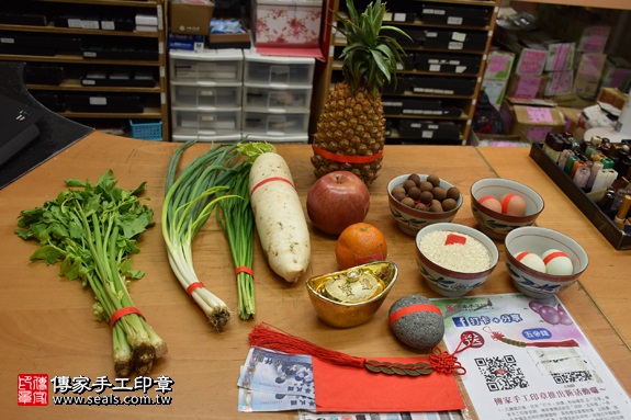 剃胎毛、滿月剃頭、嬰兒剃頭、嬰兒理髮、嬰兒剃髮、嬰兒剃胎毛、嬰兒滿月剃頭、寶寶剃頭、剃胎毛儀式、剃胎毛吉祥話、滿月剃頭儀式、滿月剃頭吉祥話、寶寶剃胎毛、寶寶滿月剃頭理髮、 新北市永和地區剃胎毛、新北市永和地區滿月剃頭、新北市永和地區嬰兒剃頭剃胎毛、新北市永和地區嬰兒理髮、新北市嬰兒剃髮、劉寶寶(新北永和區嬰兒寶寶滿月剃頭理髮、免費嬰兒剃胎毛儀式吉祥話)。中國風會場，爸媽寶貝免費穿「日中韓」古裝禮服。專業拍照、DVD光碟、證書。★購買「臍帶章、肚臍章、胎毛筆刷印章」贈送：剃頭、收涎、抓周，三選一。2017.09.10照片1