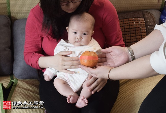 剃胎毛、滿月剃頭、嬰兒剃頭、嬰兒理髮、嬰兒剃髮、嬰兒剃胎毛、嬰兒滿月剃頭、寶寶剃頭、剃胎毛儀式、剃胎毛吉祥話、滿月剃頭儀式、滿月剃頭吉祥話、寶寶剃胎毛、寶寶滿月剃頭理髮、 台北中正區剃胎毛、台北中正區滿月剃頭、 台北中正區嬰兒剃頭剃胎毛、台北中正區嬰兒理髮、台北中正區嬰兒剃髮、張妹妹(台北中正區到府嬰兒寶寶滿月剃頭理髮、免費到府嬰兒剃胎毛儀式吉祥話)。到府剃頭剃胎毛主持、專業拍照、DVD光碟、證書。★購買「臍帶章、肚臍章、胎毛筆刷印章」贈送：剃頭、收涎、抓周，三選一。2016.04.16  照片7