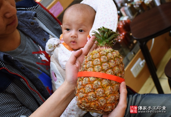 剃胎毛、滿月剃頭、嬰兒剃頭、嬰兒理髮、嬰兒剃髮、嬰兒剃胎毛、嬰兒滿月剃頭、寶寶剃頭、剃胎毛儀式、剃胎毛吉祥話、滿月剃頭儀式、滿月剃頭吉祥話、寶寶剃胎毛、寶寶滿月剃頭理髮、新北永和區剃胎毛、新北永和區滿月剃頭、新北永和區嬰兒剃頭剃胎毛、新北永和區嬰兒理髮、新北永和區嬰兒剃髮、陳寶寶(新北永和區嬰兒寶寶滿月剃頭理髮、免費嬰兒剃胎毛儀式吉祥話)。中國風會場，爸媽寶貝免費穿「日中韓」古裝禮服。專業拍照、DVD光碟、證書。★購買「臍帶章、肚臍章、胎毛筆刷印章」贈送：剃頭、收涎、抓周，三選一。2016.03.27  照片14