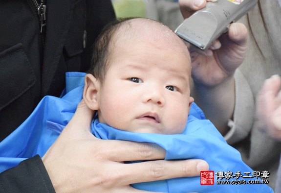 剃胎毛、滿月剃頭、嬰兒剃頭、嬰兒理髮、嬰兒剃髮、嬰兒剃胎毛、嬰兒滿月剃頭、寶寶剃頭、剃胎毛儀式、剃胎毛吉祥話、滿月剃頭儀式、滿月剃頭吉祥話、寶寶剃胎毛、寶寶滿月剃頭理髮、新北永和區剃胎毛、新北永和區滿月剃頭、新北永和區嬰兒剃頭剃胎毛、新北永和區嬰兒理髮、新北永和區嬰兒剃髮、張寶寶們(新北永和區嬰兒寶寶滿月剃頭理髮、免費嬰兒剃胎毛儀式吉祥話)。中國風會場，爸媽寶貝免費穿「日中韓」古裝禮服。專業拍照、DVD光碟、證書。★購買「臍帶章、肚臍章、胎毛筆刷印章」贈送：剃頭、收涎、抓周，三選一。2016.03.24  照片16