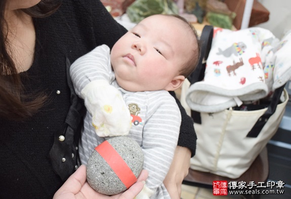 剃胎毛、滿月剃頭、嬰兒剃頭、嬰兒理髮、嬰兒剃髮、嬰兒剃胎毛、嬰兒滿月剃頭、寶寶剃頭、剃胎毛儀式、剃胎毛吉祥話、滿月剃頭儀式、滿月剃頭吉祥話、寶寶剃胎毛、寶寶滿月剃頭理髮、新北永和區剃胎毛、新北永和區滿月剃頭、新北永和區嬰兒剃頭剃胎毛、新北永和區嬰兒理髮、新北永和區嬰兒剃髮、李寶寶(新北永和區嬰兒寶寶滿月剃頭理髮、免費嬰兒剃胎毛儀式吉祥話)。中國風會場，爸媽寶貝免費穿「日中韓」古裝禮服。專業拍照、DVD光碟、證書。★購買「臍帶章、肚臍章、胎毛筆刷印章」贈送：剃頭、收涎、抓周，三選一。2016.03.12 照片5