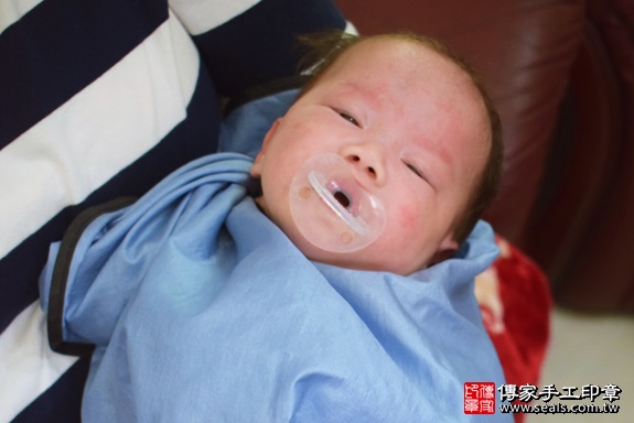 剃胎毛、滿月剃頭、嬰兒剃頭、嬰兒理髮、嬰兒剃髮、嬰兒剃胎毛、嬰兒滿月剃頭、寶寶剃頭、剃胎毛儀式、剃胎毛吉祥話、滿月剃頭儀式、滿月剃頭吉祥話、寶寶剃胎毛、寶寶滿月剃頭理髮、 高雄市前鎮地區剃胎毛、高雄市前鎮地區滿月剃頭、高雄市前鎮地區嬰兒剃頭剃胎毛、高雄市前鎮地區嬰兒理髮、高雄市嬰兒剃髮、陳寶寶(高雄前鎮區到府嬰兒寶寶滿月剃頭理髮、免費到府嬰兒剃胎毛儀式吉祥話)。到府剃頭剃胎毛主持、專業拍照、DVD光碟、證書。★購買「臍帶章、肚臍章、胎毛筆刷印章」贈送：剃頭、收涎、抓周，三選一。2017.09.24照片12