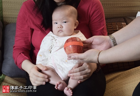 剃胎毛、滿月剃頭、嬰兒剃頭、嬰兒理髮、嬰兒剃髮、嬰兒剃胎毛、嬰兒滿月剃頭、寶寶剃頭、剃胎毛儀式、剃胎毛吉祥話、滿月剃頭儀式、滿月剃頭吉祥話、寶寶剃胎毛、寶寶滿月剃頭理髮、 台北中正區剃胎毛、台北中正區滿月剃頭、 台北中正區嬰兒剃頭剃胎毛、台北中正區嬰兒理髮、台北中正區嬰兒剃髮、張妹妹(台北中正區到府嬰兒寶寶滿月剃頭理髮、免費到府嬰兒剃胎毛儀式吉祥話)。到府剃頭剃胎毛主持、專業拍照、DVD光碟、證書。★購買「臍帶章、肚臍章、胎毛筆刷印章」贈送：剃頭、收涎、抓周，三選一。2016.04.16  照片8