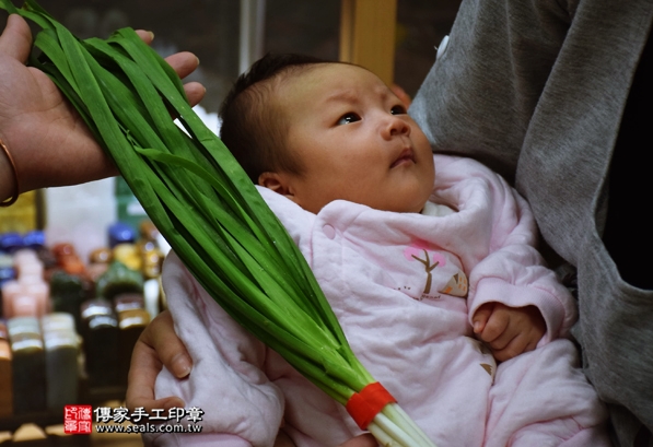 剃胎毛、滿月剃頭、嬰兒剃頭、嬰兒理髮、嬰兒剃髮、嬰兒剃胎毛、嬰兒滿月剃頭、寶寶剃頭、剃胎毛儀式、剃胎毛吉祥話、滿月剃頭儀式、滿月剃頭吉祥話、寶寶剃胎毛、寶寶滿月剃頭理髮、新北永和區剃胎毛、新北永和區滿月剃頭、新北永和區嬰兒剃頭剃胎毛、新北永和區嬰兒理髮、新北永和區嬰兒剃髮、鄭寶寶(新北永和區嬰兒寶寶滿月剃頭理髮、免費嬰兒剃胎毛儀式吉祥話)。中國風會場，爸媽寶貝免費穿「日中韓」古裝禮服。專業拍照、DVD光碟、證書。★購買「臍帶章、肚臍章、胎毛筆刷印章」贈送：剃頭、收涎、抓周，三選一。2016.04.11  照片9