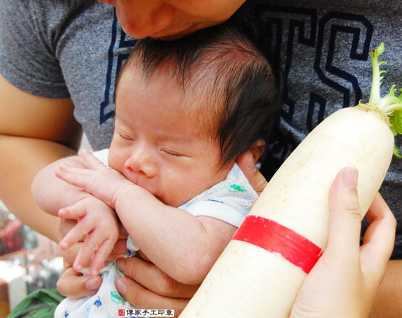 林寶寶(新北永和區嬰兒寶寶滿月剃頭理髮、免費嬰兒剃胎毛儀式吉祥話)。中國風會場，爸媽寶貝免費穿「日中韓」古裝禮服。專業拍照、DVD光碟、證書。★購買「臍帶章、肚臍章、胎毛筆刷印章」贈送：剃頭、收涎、抓周，三選一。 2015.07.11 照片10