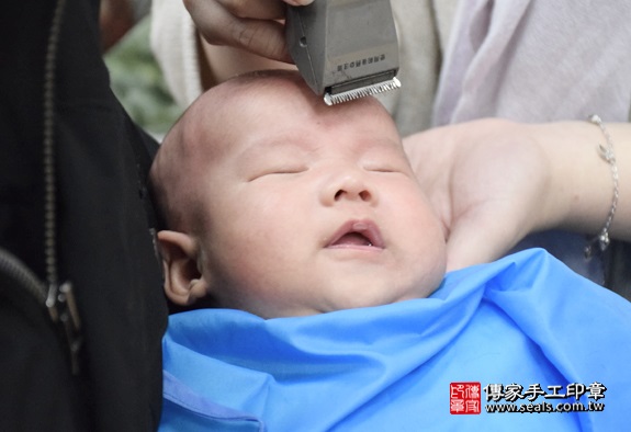 剃胎毛、滿月剃頭、嬰兒剃頭、嬰兒理髮、嬰兒剃髮、嬰兒剃胎毛、嬰兒滿月剃頭、寶寶剃頭、剃胎毛儀式、剃胎毛吉祥話、滿月剃頭儀式、滿月剃頭吉祥話、寶寶剃胎毛、寶寶滿月剃頭理髮、新北永和區剃胎毛、新北永和區滿月剃頭、新北永和區嬰兒剃頭剃胎毛、新北永和區嬰兒理髮、新北永和區嬰兒剃髮、張寶寶們(新北永和區嬰兒寶寶滿月剃頭理髮、免費嬰兒剃胎毛儀式吉祥話)。中國風會場，爸媽寶貝免費穿「日中韓」古裝禮服。專業拍照、DVD光碟、證書。★購買「臍帶章、肚臍章、胎毛筆刷印章」贈送：剃頭、收涎、抓周，三選一。2016.03.24  照片17