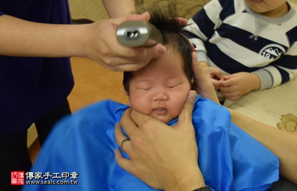 剃胎毛、滿月剃頭、嬰兒剃頭、嬰兒理髮、嬰兒剃髮、嬰兒剃胎毛、嬰兒滿月剃頭、寶寶剃頭、剃胎毛儀式、剃胎毛吉祥話、滿月剃頭儀式、滿月剃頭吉祥話、寶寶剃胎毛、寶寶滿月剃頭理髮、 新竹竹北市剃胎毛、新竹竹北市滿月剃頭、 新竹竹北市嬰兒剃頭剃胎毛、新竹竹北市嬰兒理髮、新竹竹北市嬰兒剃髮、張寶寶(新竹竹北市到府嬰兒寶寶滿月剃頭理髮、免費到府嬰兒剃胎毛儀式吉祥話)。到府剃頭剃胎毛主持、專業拍照、DVD光碟、證書。★購買「臍帶章、肚臍章、胎毛筆刷印章」贈送：剃頭、收涎、抓周，三選一。2017.02.22  照片15