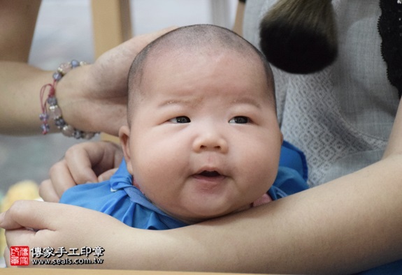 剃胎毛、滿月剃頭、嬰兒剃頭、嬰兒理髮、嬰兒剃髮、嬰兒剃胎毛、嬰兒滿月剃頭、寶寶剃頭、剃胎毛儀式、剃胎毛吉祥話、滿月剃頭儀式、滿月剃頭吉祥話、寶寶剃胎毛、寶寶滿月剃頭理髮、新北永和區剃胎毛、新北永和區滿月剃頭、新北永和區嬰兒剃頭剃胎毛、新北永和區嬰兒理髮、新北永和區嬰兒剃髮、蔡寶寶(新北永和區嬰兒寶寶滿月剃頭理髮、免費嬰兒剃胎毛儀式吉祥話)。中國風會場，爸媽寶貝免費穿「日中韓」古裝禮服。專業拍照、DVD光碟、證書。★購買「臍帶章、肚臍章、胎毛筆刷印章」贈送：剃頭、收涎、抓周，三選一。2016.05.28  照片14