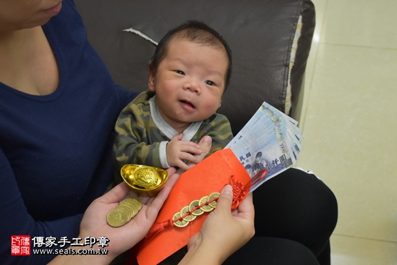 剃胎毛、滿月剃頭、嬰兒剃頭、嬰兒理髮、嬰兒剃髮、嬰兒剃胎毛、嬰兒滿月剃頭、寶寶剃頭、剃胎毛儀式、剃胎毛吉祥話、滿月剃頭儀式、滿月剃頭吉祥話、寶寶剃胎毛、寶寶滿月剃頭理髮、 新北市三重地區剃胎毛、新北市三重地區滿月剃頭、新北市三重地區嬰兒剃頭剃胎毛、新北市三重地區嬰兒理髮、新北市嬰兒剃髮、沈寶寶(新北三重區到府嬰兒寶寶滿月剃頭理髮、免費到府嬰兒剃胎毛儀式吉祥話)。到府剃頭剃胎毛主持、專業拍照、DVD光碟、證書。★購買「臍帶章、肚臍章、胎毛筆刷印章」贈送：剃頭、收涎、抓周，三選一。2017.11.17照片15