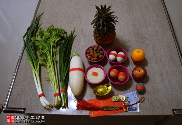 剃胎毛、滿月剃頭、嬰兒剃頭、嬰兒理髮、嬰兒剃髮、嬰兒剃胎毛、嬰兒滿月剃頭、寶寶剃頭、剃胎毛儀式、剃胎毛吉祥話、滿月剃頭儀式、滿月剃頭吉祥話、寶寶剃胎毛、寶寶滿月剃頭理髮、 新北中和區剃胎毛、新北中和區滿月剃頭、 新北中和區嬰兒剃頭剃胎毛、新北中和區嬰兒理髮、新北中和區嬰兒剃髮、范寶寶(新北中和區到府嬰兒寶寶滿月剃頭理髮、免費到府嬰兒剃胎毛儀式吉祥話)。到府剃頭剃胎毛主持、專業拍照、DVD光碟、證書。★購買「臍帶章、肚臍章、胎毛筆刷印章」贈送：剃頭、收涎、抓周，三選一。2016.04.27  照片1