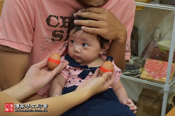 剃胎毛、滿月剃頭、嬰兒剃頭、嬰兒理髮、嬰兒剃髮、嬰兒剃胎毛、嬰兒滿月剃頭、寶寶剃頭、剃胎毛儀式、剃胎毛吉祥話、滿月剃頭儀式、滿月剃頭吉祥話、寶寶剃胎毛、寶寶滿月剃頭理髮、 新北市永和地區剃胎毛、新北市永和地區滿月剃頭、新北市永和地區嬰兒剃頭剃胎毛、新北市永和地區嬰兒理髮、新北市嬰兒剃髮、劉寶寶(新北永和區嬰兒寶寶滿月剃頭理髮、免費嬰兒剃胎毛儀式吉祥話)。中國風會場，爸媽寶貝免費穿「日中韓」古裝禮服。專業拍照、DVD光碟、證書。★購買「臍帶章、肚臍章、胎毛筆刷印章」贈送：剃頭、收涎、抓周，三選一。2017.09.10照片3