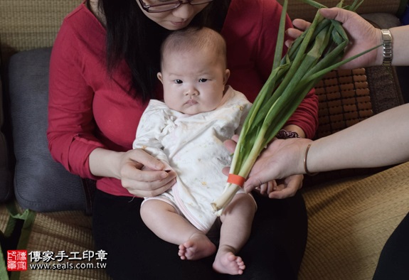 剃胎毛、滿月剃頭、嬰兒剃頭、嬰兒理髮、嬰兒剃髮、嬰兒剃胎毛、嬰兒滿月剃頭、寶寶剃頭、剃胎毛儀式、剃胎毛吉祥話、滿月剃頭儀式、滿月剃頭吉祥話、寶寶剃胎毛、寶寶滿月剃頭理髮、 台北中正區剃胎毛、台北中正區滿月剃頭、 台北中正區嬰兒剃頭剃胎毛、台北中正區嬰兒理髮、台北中正區嬰兒剃髮、張妹妹(台北中正區到府嬰兒寶寶滿月剃頭理髮、免費到府嬰兒剃胎毛儀式吉祥話)。到府剃頭剃胎毛主持、專業拍照、DVD光碟、證書。★購買「臍帶章、肚臍章、胎毛筆刷印章」贈送：剃頭、收涎、抓周，三選一。2016.04.16  照片9