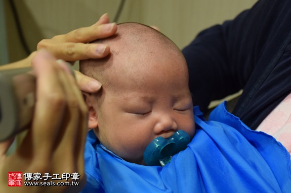 剃胎毛、滿月剃頭、嬰兒剃頭、嬰兒理髮、嬰兒剃髮、嬰兒剃胎毛、嬰兒滿月剃頭、寶寶剃頭、剃胎毛儀式、剃胎毛吉祥話、滿月剃頭儀式、滿月剃頭吉祥話、寶寶剃胎毛、寶寶滿月剃頭理髮、 新北市板橋地區剃胎毛、新北市板橋地區滿月剃頭、新北市板橋地區嬰兒剃頭剃胎毛、新北市板橋地區嬰兒理髮、新北市嬰兒剃髮、 朱寶寶(新北板橋區到府嬰兒寶寶滿月剃頭理髮、免費到府嬰兒剃胎毛儀式吉祥話)。到府剃頭剃胎毛主持、專業拍照、DVD光碟、證書。★購買「臍帶章、肚臍章、胎毛筆刷印章」贈送：剃頭、收涎、抓周，三選一。2017.09.02照片17