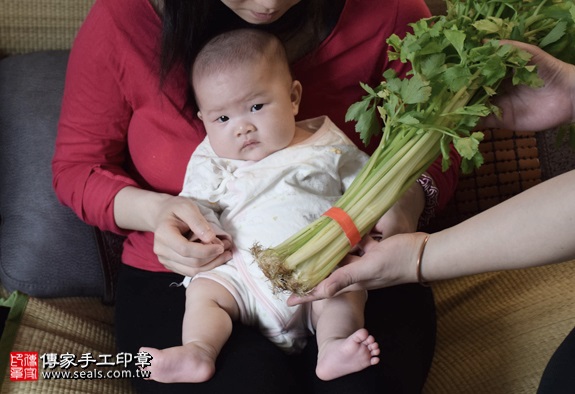 剃胎毛、滿月剃頭、嬰兒剃頭、嬰兒理髮、嬰兒剃髮、嬰兒剃胎毛、嬰兒滿月剃頭、寶寶剃頭、剃胎毛儀式、剃胎毛吉祥話、滿月剃頭儀式、滿月剃頭吉祥話、寶寶剃胎毛、寶寶滿月剃頭理髮、 台北中正區剃胎毛、台北中正區滿月剃頭、 台北中正區嬰兒剃頭剃胎毛、台北中正區嬰兒理髮、台北中正區嬰兒剃髮、張妹妹(台北中正區到府嬰兒寶寶滿月剃頭理髮、免費到府嬰兒剃胎毛儀式吉祥話)。到府剃頭剃胎毛主持、專業拍照、DVD光碟、證書。★購買「臍帶章、肚臍章、胎毛筆刷印章」贈送：剃頭、收涎、抓周，三選一。2016.04.16  照片10
