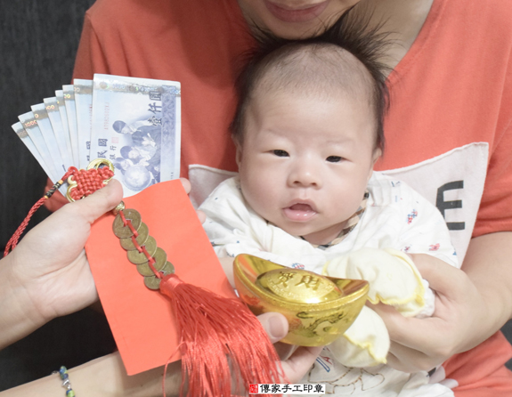 許寶寶(新北新莊區到府嬰兒寶寶滿月剃頭理髮、免費到府嬰兒剃胎毛儀式吉祥話)。到府剃頭剃胎毛主持、專業拍照、DVD光碟、證書。★購買「臍帶章、肚臍章、胎毛筆刷印章」贈送：剃頭、收涎、抓周，三選一。2015.11.30 照片15