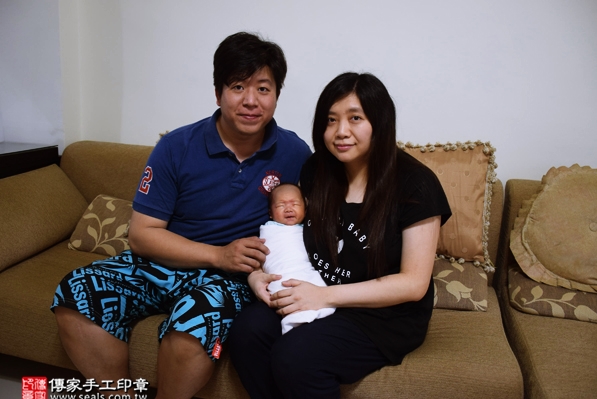 剃胎毛、滿月剃頭、嬰兒剃頭、嬰兒理髮、嬰兒剃髮、嬰兒剃胎毛、嬰兒滿月剃頭、寶寶剃頭、剃胎毛儀式、剃胎毛吉祥話、滿月剃頭儀式、滿月剃頭吉祥話、寶寶剃胎毛、寶寶滿月剃頭理髮、 新北中和區剃胎毛、新北中和區滿月剃頭、 新北中和區嬰兒剃頭剃胎毛、新北中和區嬰兒理髮、新北中和區嬰兒剃髮、范寶寶(新北中和區到府嬰兒寶寶滿月剃頭理髮、免費到府嬰兒剃胎毛儀式吉祥話)。到府剃頭剃胎毛主持、專業拍照、DVD光碟、證書。★購買「臍帶章、肚臍章、胎毛筆刷印章」贈送：剃頭、收涎、抓周，三選一。2016.04.27  照片2
