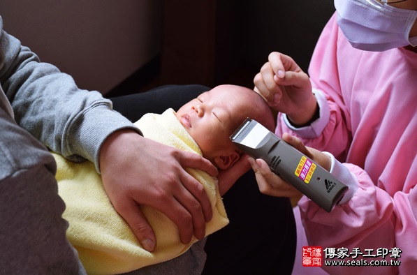 剃胎毛、滿月剃頭、嬰兒剃頭、嬰兒理髮、嬰兒剃髮、嬰兒剃胎毛、嬰兒滿月剃頭、寶寶剃頭、剃胎毛儀式、剃胎毛吉祥話、滿月剃頭儀式、滿月剃頭吉祥話、寶寶剃胎毛、寶寶滿月剃頭理髮、 新北永和區區剃胎毛、新北永和區區滿月剃頭、 新北永和區區嬰兒剃頭剃胎毛、新北永和區區嬰兒理髮、新北永和區區嬰兒剃髮、吳寶寶(新北永和區區到府嬰兒寶寶滿月剃頭理髮、免費到府嬰兒剃胎毛儀式吉祥話)。到府剃頭剃胎毛主持、專業拍照、DVD光碟、證書。★購買「臍帶章、肚臍章、胎毛筆刷印章」贈送：剃頭、收涎、抓周，三選一。2016.02.21 照片16