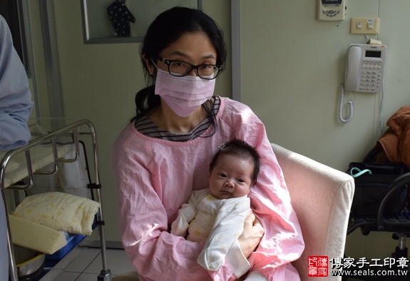 剃胎毛、滿月剃頭、嬰兒剃頭、嬰兒理髮、嬰兒剃髮、嬰兒剃胎毛、嬰兒滿月剃頭、寶寶剃頭、剃胎毛儀式、剃胎毛吉祥話、滿月剃頭儀式、滿月剃頭吉祥話、寶寶剃胎毛、寶寶滿月剃頭理髮、 新竹市區剃胎毛、新竹市區滿月剃頭、 新竹市區嬰兒剃頭剃胎毛、新竹市區嬰兒理髮、新竹市區嬰兒剃髮、喬治寶寶(新竹市區到府嬰兒寶寶滿月剃頭理髮、免費到府嬰兒剃胎毛儀式吉祥話)。到府剃頭剃胎毛主持、專業拍照、DVD光碟、證書。★購買「臍帶章、肚臍章、胎毛筆刷印章」贈送：剃頭、收涎、抓周，三選一。2016.01.10 照片2