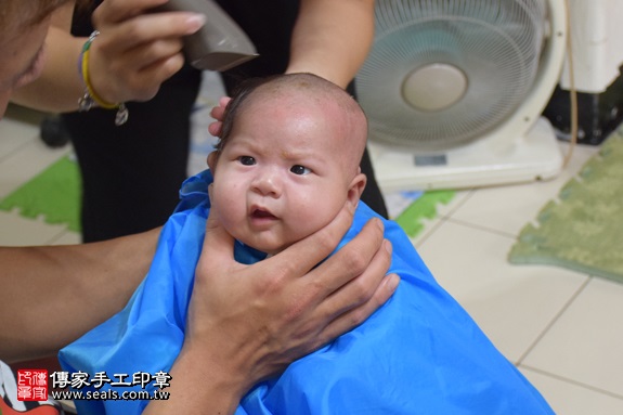 剃胎毛、滿月剃頭、嬰兒剃頭、嬰兒理髮、嬰兒剃髮、嬰兒剃胎毛、嬰兒滿月剃頭、寶寶剃頭、剃胎毛儀式、剃胎毛吉祥話、滿月剃頭儀式、滿月剃頭吉祥話、寶寶剃胎毛、寶寶滿月剃頭理髮、 新北市新莊地區剃胎毛、新北市新莊地區滿月剃頭、新北市新莊地區嬰兒剃頭剃胎毛、新北市新莊地區嬰兒理髮、新北市嬰兒剃髮、李寶寶(新北新莊區到府嬰兒寶寶滿月剃頭理髮、免費到府嬰兒剃胎毛儀式吉祥話)。到府剃頭剃胎毛主持、專業拍照、DVD光碟、證書。★購買「臍帶章、肚臍章、胎毛筆刷印章」贈送：剃頭、收涎、抓周，三選一。2017.09.04照片17