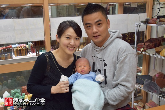 剃胎毛、滿月剃頭、嬰兒剃頭、嬰兒理髮、嬰兒剃髮、嬰兒剃胎毛、嬰兒滿月剃頭、寶寶剃頭、剃胎毛儀式、剃胎毛吉祥話、滿月剃頭儀式、滿月剃頭吉祥話、寶寶剃胎毛、寶寶滿月剃頭理髮、 新北市永和地區剃胎毛、新北市永和地區滿月剃頭、新北市永和地區嬰兒剃頭剃胎毛、新北市永和地區嬰兒理髮、新北市嬰兒剃髮、王寶寶(新北永和區嬰兒寶寶滿月剃頭理髮、免費嬰兒剃胎毛儀式吉祥話)。中國風會場，爸媽寶貝免費穿「日中韓」古裝禮服。專業拍照、DVD光碟、證書。★購買「臍帶章、肚臍章、胎毛筆刷印章」贈送：剃頭、收涎、抓周，三選一。2017.11.18照片17
