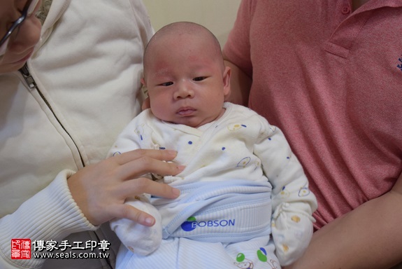 剃胎毛、滿月剃頭、嬰兒剃頭、嬰兒理髮、嬰兒剃髮、嬰兒剃胎毛、嬰兒滿月剃頭、寶寶剃頭、剃胎毛儀式、剃胎毛吉祥話、滿月剃頭儀式、滿月剃頭吉祥話、寶寶剃胎毛、寶寶滿月剃頭理髮、 台北市內湖地區剃胎毛、台北市內湖地區滿月剃頭、台北市內湖地區嬰兒剃頭剃胎毛、台北市內湖地區嬰兒理髮台北市嬰兒剃髮、張寶寶(台北內湖區到府嬰兒寶寶滿月剃頭理髮、免費到府嬰兒剃胎毛儀式吉祥話)。到府剃頭剃胎毛主持、專業拍照、DVD光碟、證書。★購買「臍帶章、肚臍章、胎毛筆刷印章」贈送：剃頭、收涎、抓周，三選一。2017.12.20照片19