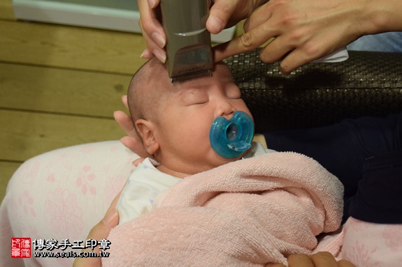 剃胎毛、滿月剃頭、嬰兒剃頭、嬰兒理髮、嬰兒剃髮、嬰兒剃胎毛、嬰兒滿月剃頭、寶寶剃頭、剃胎毛儀式、剃胎毛吉祥話、滿月剃頭儀式、滿月剃頭吉祥話、寶寶剃胎毛、寶寶滿月剃頭理髮、 新北市板橋地區剃胎毛、新北市板橋地區滿月剃頭、新北市板橋地區嬰兒剃頭剃胎毛、新北市板橋地區嬰兒理髮、新北市嬰兒剃髮、 朱寶寶(新北板橋區到府嬰兒寶寶滿月剃頭理髮、免費到府嬰兒剃胎毛儀式吉祥話)。到府剃頭剃胎毛主持、專業拍照、DVD光碟、證書。★購買「臍帶章、肚臍章、胎毛筆刷印章」贈送：剃頭、收涎、抓周，三選一。2017.09.02照片18