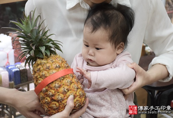 剃胎毛、滿月剃頭、嬰兒剃頭、嬰兒理髮、嬰兒剃髮、嬰兒剃胎毛、嬰兒滿月剃頭、寶寶剃頭、剃胎毛儀式、剃胎毛吉祥話、滿月剃頭儀式、滿月剃頭吉祥話、寶寶剃胎毛、寶寶滿月剃頭理髮、新北永和區剃胎毛、新北永和區滿月剃頭、新北永和區嬰兒剃頭剃胎毛、新北永和區嬰兒理髮、新北永和區嬰兒剃髮、蔡寶寶(新北永和區嬰兒寶寶滿月剃頭理髮、免費嬰兒剃胎毛儀式吉祥話)。中國風會場，爸媽寶貝免費穿「日中韓」古裝禮服。專業拍照、DVD光碟、證書。★購買「臍帶章、肚臍章、胎毛筆刷印章」贈送：剃頭、收涎、抓周，三選一。2016.04.16  照片14